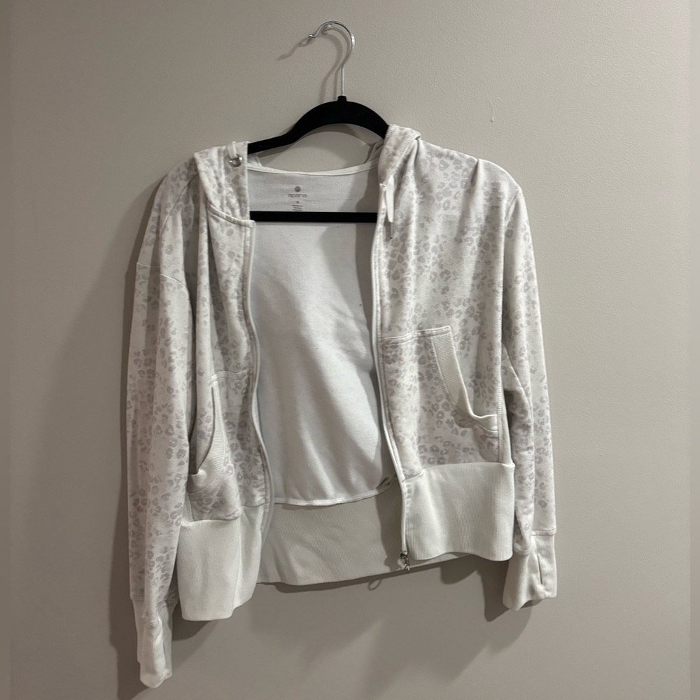size small apana white cheetah print zip up